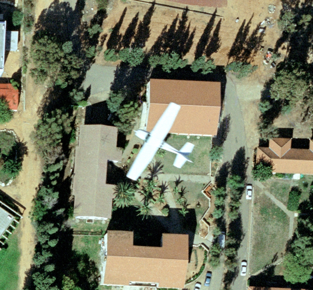 צילום אויר אנכי של מטוס המבצע טיסת צילום ומצלם בעצמו.