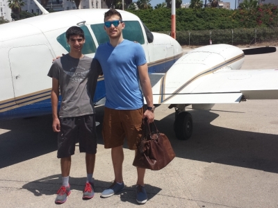 Член команды Израиля и  NBA Гал Мекель перед посадкой в частный самолёт перед полётом с Кипра в Израиль.