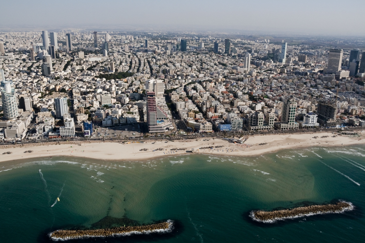 Авиакомпания Тродос - частные услуги Авиации. Вид на пляж в Тель Авиве, Улица Аленби, башни и центр города Тель Авив