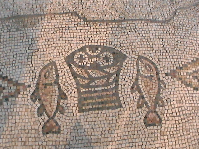 Мозаика, посвящённая чуду умножения хлебов и рыб.